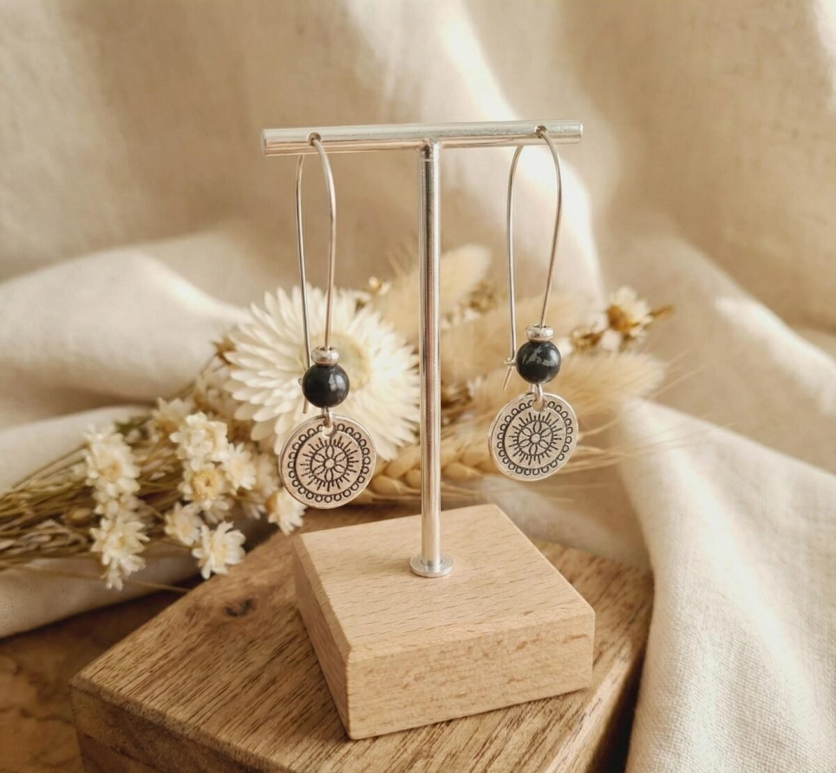 Boucles d'Oreilles Argentées "Soleil Gravé" — Médaillon Rosace & Hématite - photo 4 Boucles d'Oreilles Argentées "Soleil Gravé" — Médaillon Rosace & Hématite - photo 4