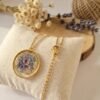 Collier Doré "Kyoto" — Médaillon Émaillé Violet & Fleurs Collier Doré "Kyoto" — Médaillon Émaillé Violet & Fleurs