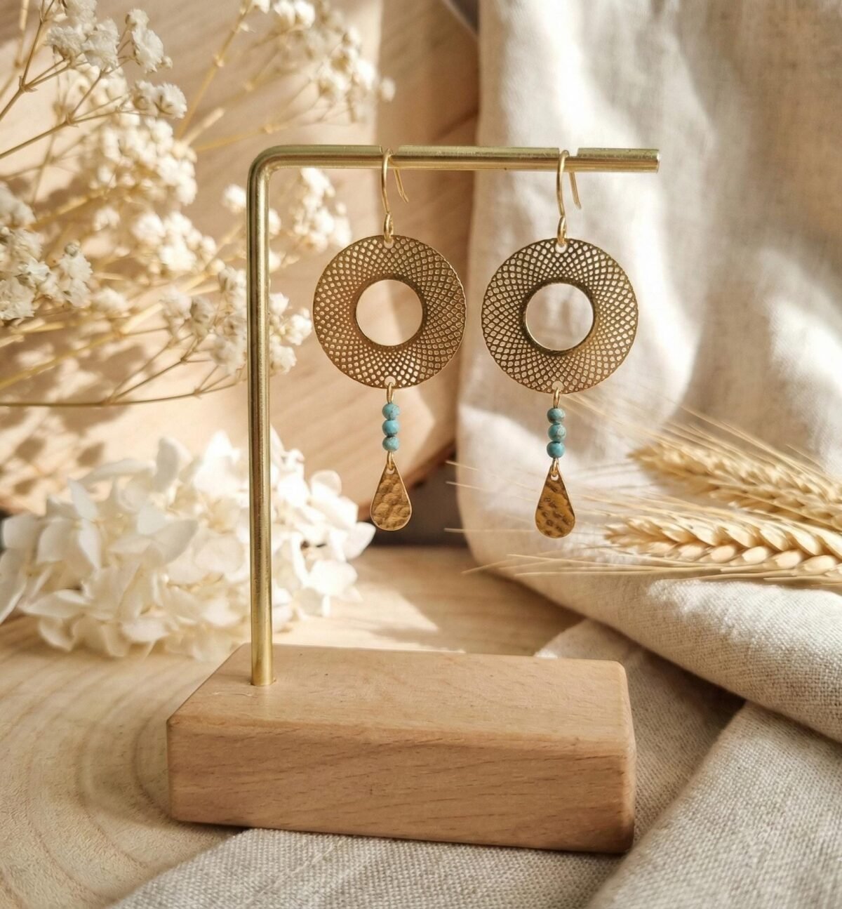 Boucles d'Oreilles Dorées "Soleil Doux" — Cercle Ajouré & Turquoise - photo 3