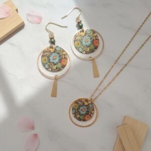 Parure Dorée "Sakura" — Médaillon Fleuri & Boucles Assorties