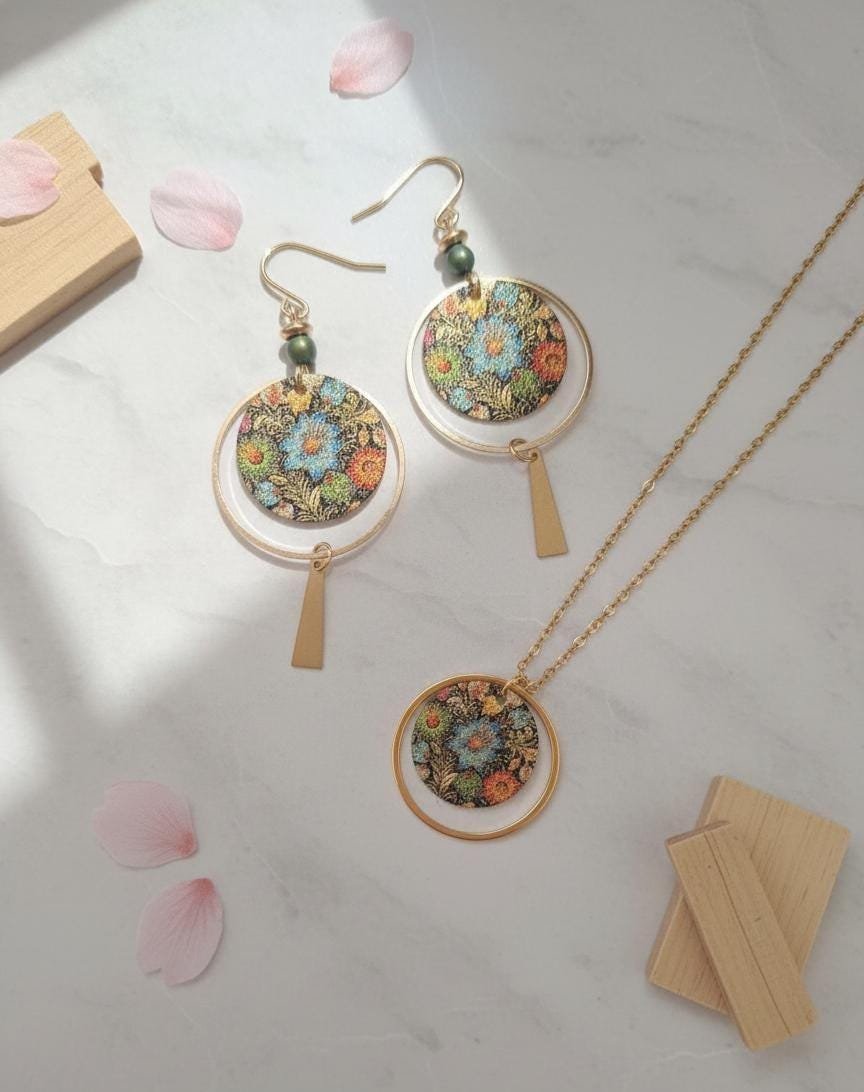Parure Dorée "Sakura" — Médaillon Fleuri & Boucles Assorties Parure Dorée "Sakura" — Médaillon Fleuri & Boucles Assorties
