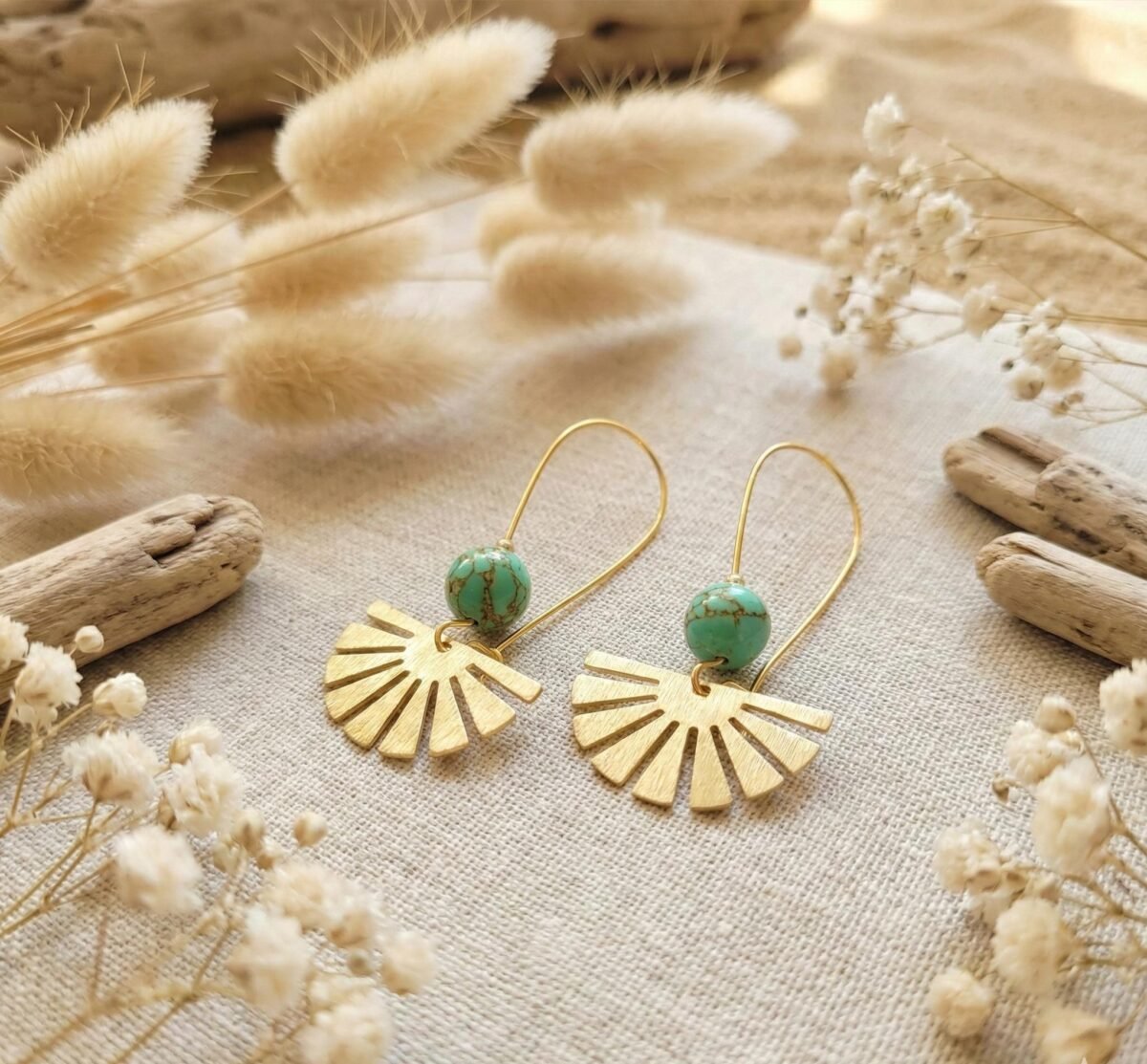 Boucles d'Oreilles Dorées "Solstice Bohème" — Éventail Texturé & Turquoise - photo 2 Boucles d'Oreilles Dorées "Solstice Bohème" — Éventail Texturé & Turquoise - photo 2