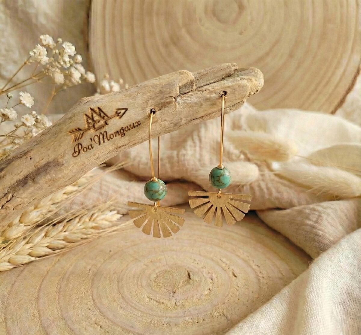 Boucles d'Oreilles Dorées "Solstice Bohème" — Éventail Texturé & Turquoise Boucles d'Oreilles Dorées "Solstice Bohème" — Éventail Texturé & Turquoise