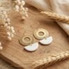 Boucles d'Oreilles Dorées "Croissant" — Rosace Filigranée & Demi-Lune Nacrée - photo 2