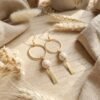 Boucles d'Oreilles Dorées "Verticale" — Cercle Ajouré & Bâtonnet