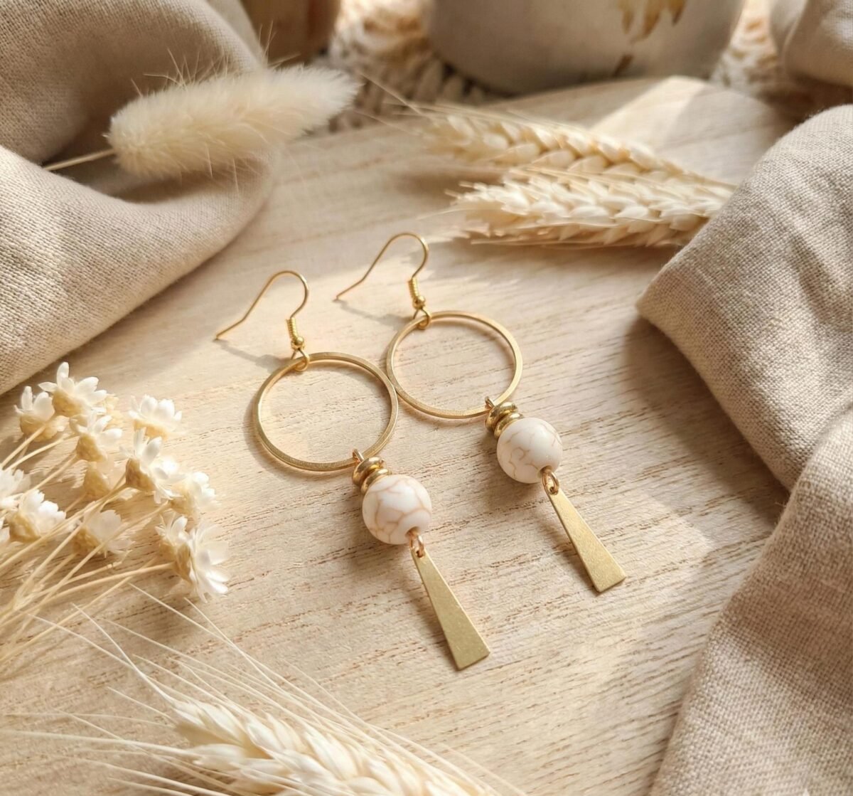 Boucles d'Oreilles Dorées "Verticale" — Cercle Ajouré & Bâtonnet