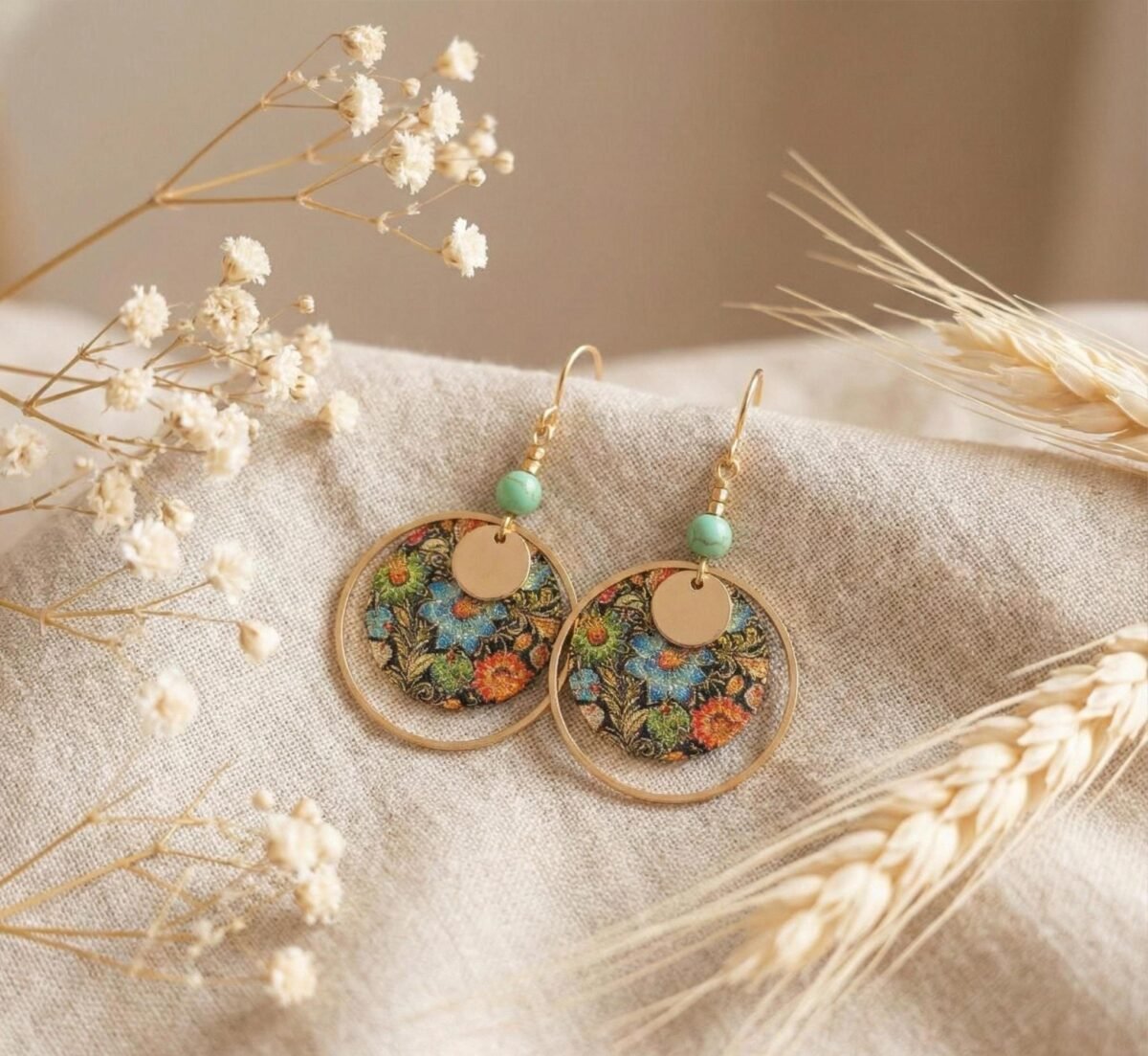 Boucles d'Oreilles Dorées "Estampe" — Cabochon Floral & Howlite Verte Boucles d'Oreilles Dorées "Estampe" — Cabochon Floral & Howlite Verte