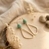 Boucles d'Oreilles Dorées "Vallée" — Grande Goutte & Howlite Verte