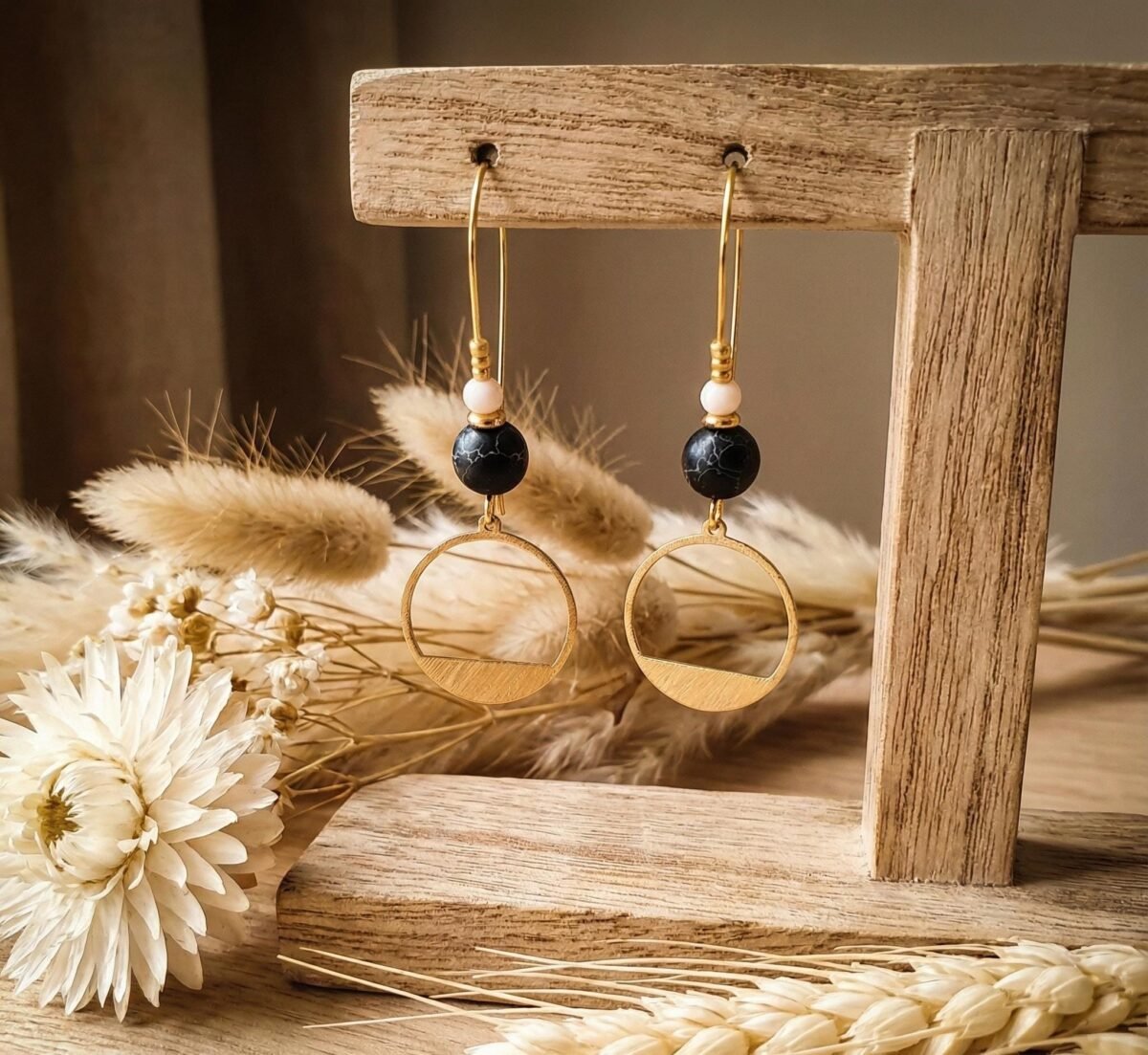 Boucles d'Oreilles Dorées "Contraste" — Howlite Noire & Perle d'Eau Douce - photo 3 Boucles d'Oreilles Dorées "Contraste" — Howlite Noire & Perle d'Eau Douce - photo 3