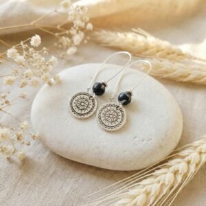 Boucles d'Oreilles Argentées "Soleil Gravé" — Médaillon Rosace & Hématite