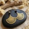 Boucles d'Oreilles Dorées "Ginkgo Nuit" — Feuille & Perle d'Hématite