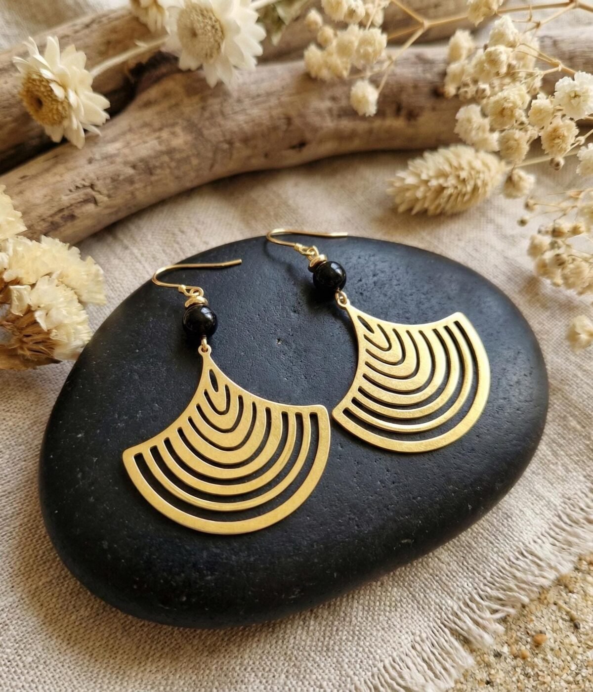 Boucles d'Oreilles Dorées "Ginkgo Nuit" — Feuille & Perle d'Hématite