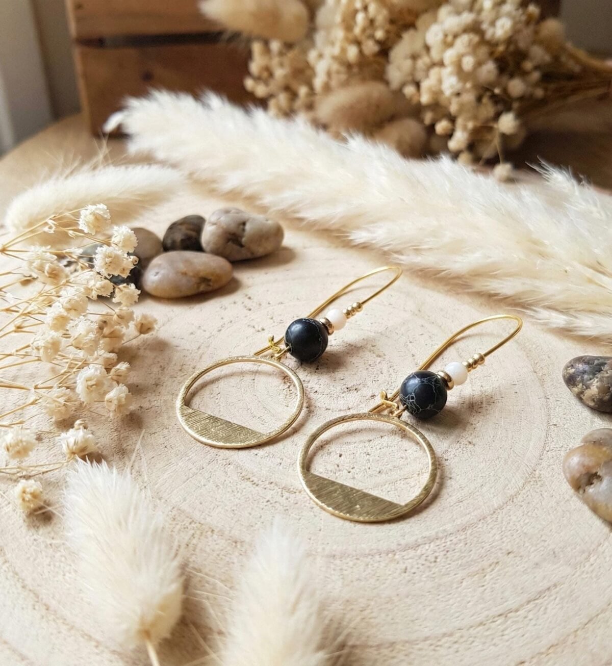 Boucles d'Oreilles Dorées "Contraste" — Howlite Noire & Perle d'Eau Douce - photo 2 Boucles d'Oreilles Dorées "Contraste" — Howlite Noire & Perle d'Eau Douce - photo 2