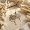 Boucles d'Oreilles Dorées "Aquarelle" — Motif Floral Peint & Hématite - photo 3