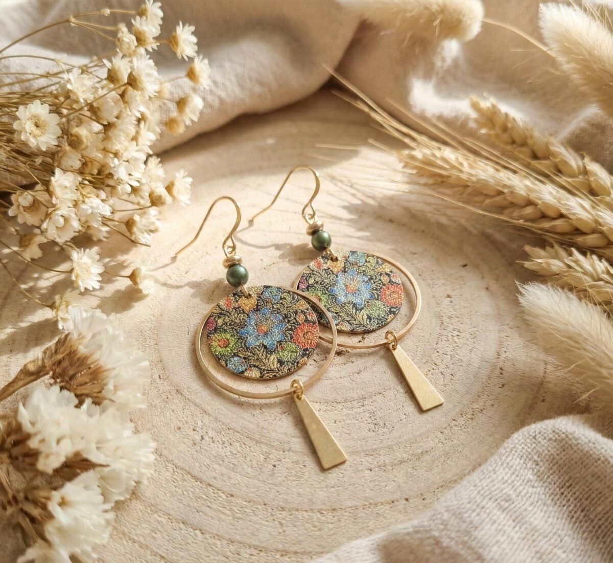 Boucles d'Oreilles Dorées "Aquarelle" — Motif Floral Peint & Hématite - photo 3