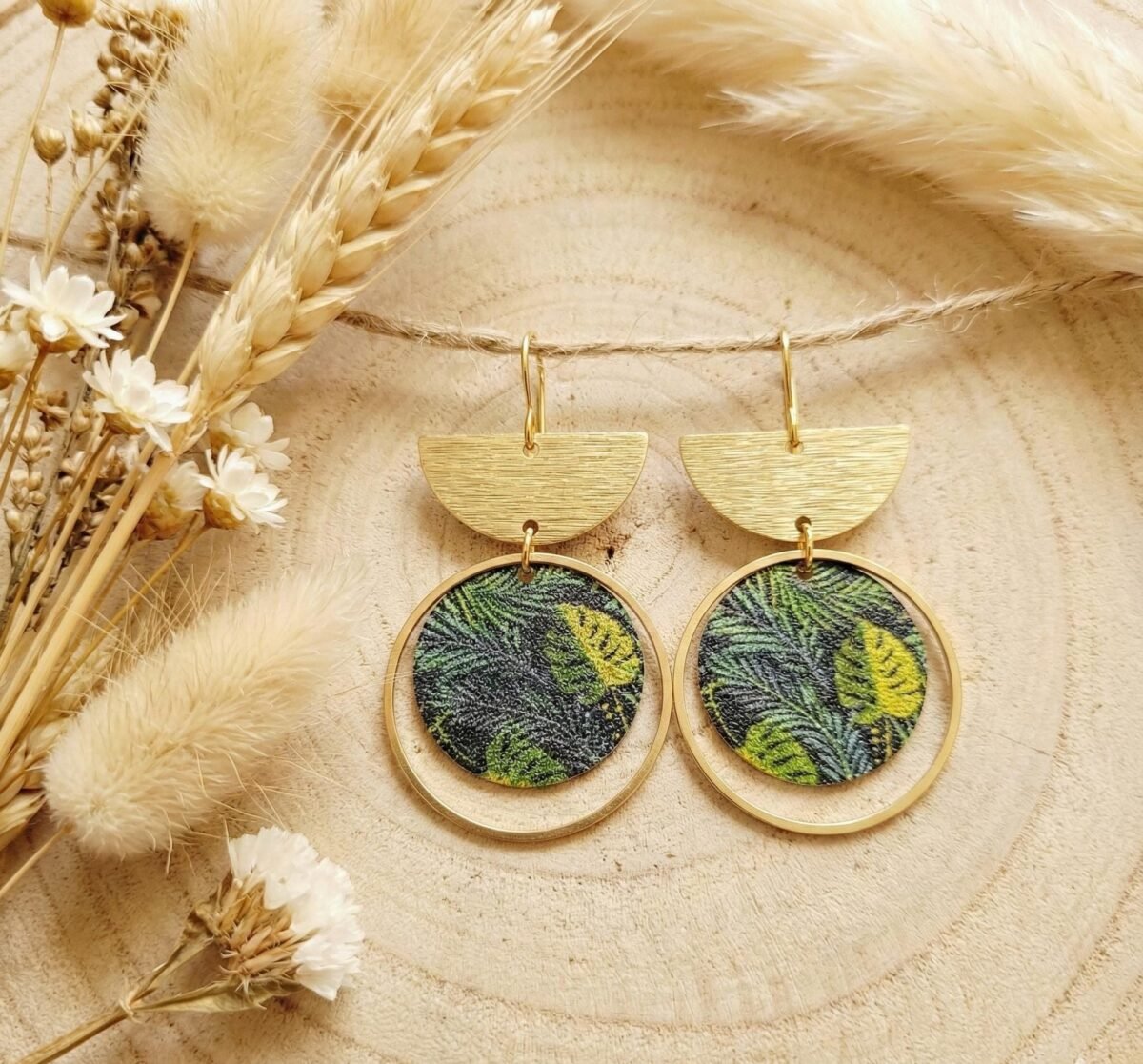Boucles d'Oreilles Dorées "Canopée" — Demi-Cercle & Monstera Vert