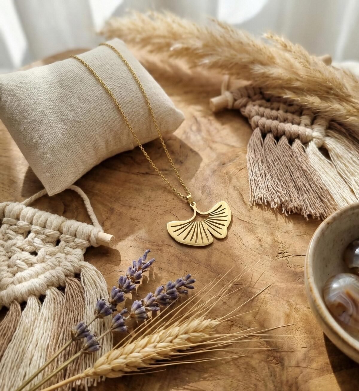 Collier Doré "Ginkgo Ajouré" — Pendentif Feuille & Perle Rouge