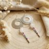Boucles d'Oreilles Tissées "Cascade" — Cercle Ajouré & Quartz Blanc
