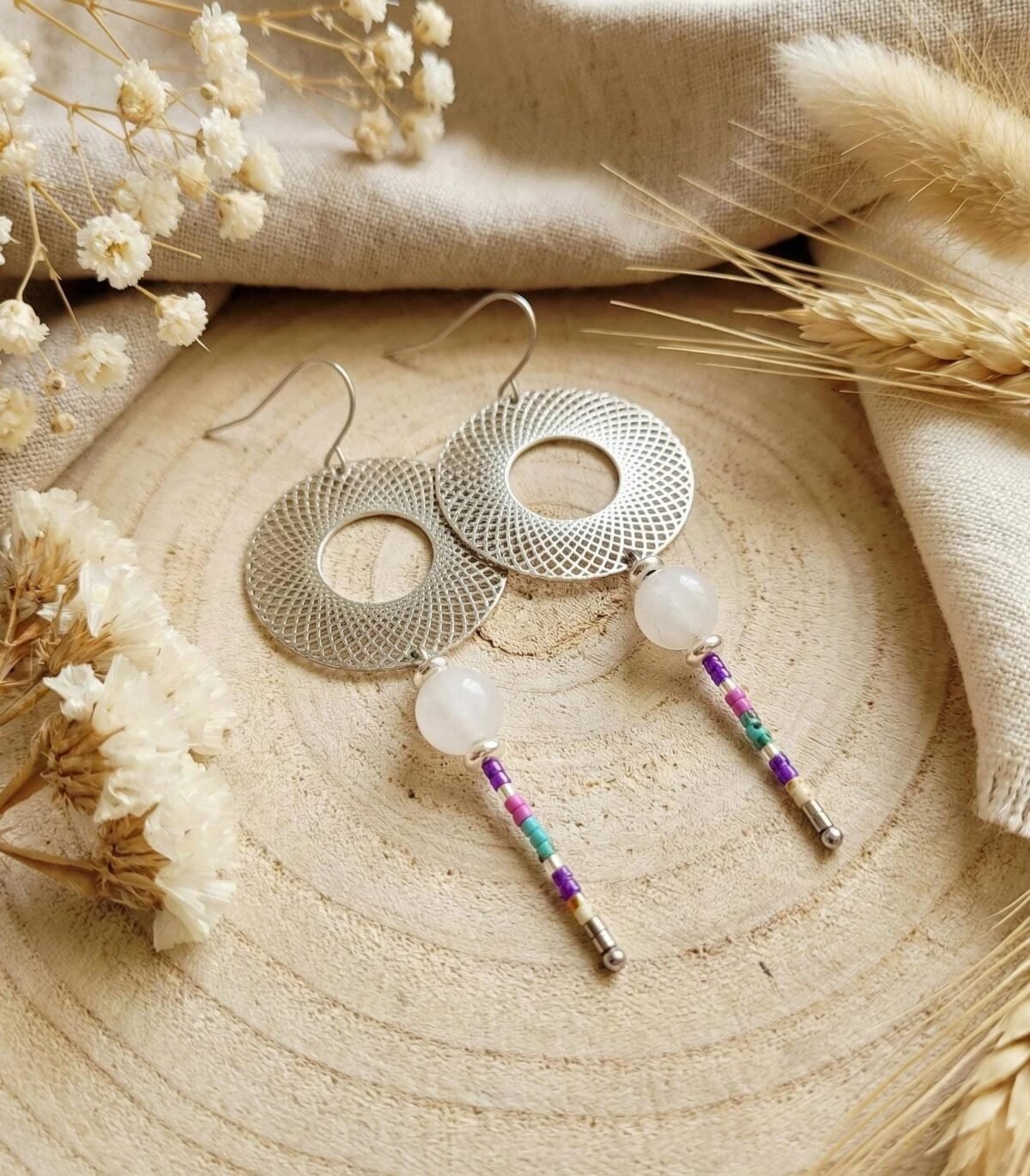 Boucles d'Oreilles Tissées "Cascade" — Cercle Ajouré & Quartz Blanc