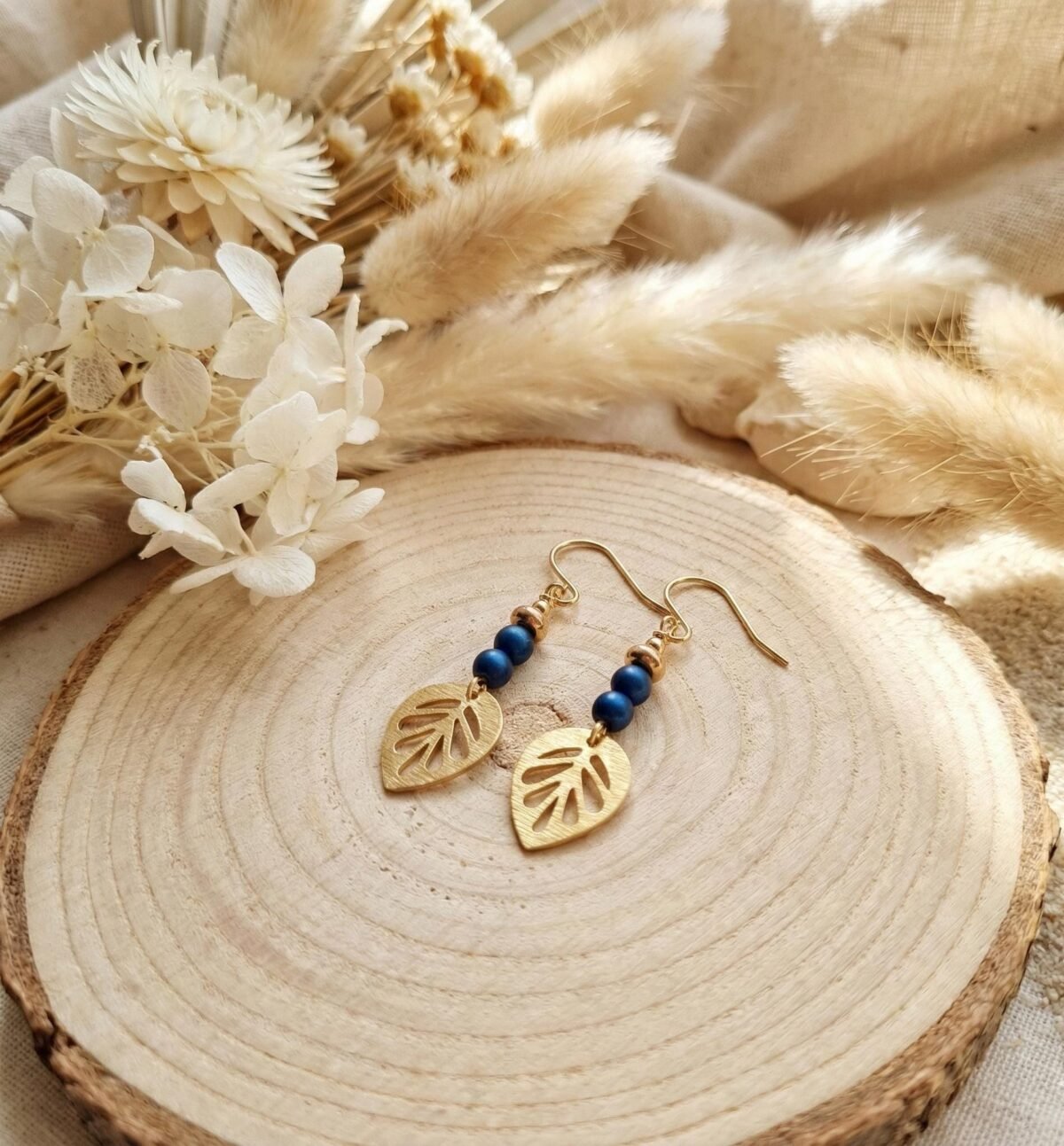 Boucles d'Oreilles Dorées "Nuit Bleue" — Feuille Ajourée & Hématite Boucles d'Oreilles Dorées "Nuit Bleue" — Feuille Ajourée & Hématite