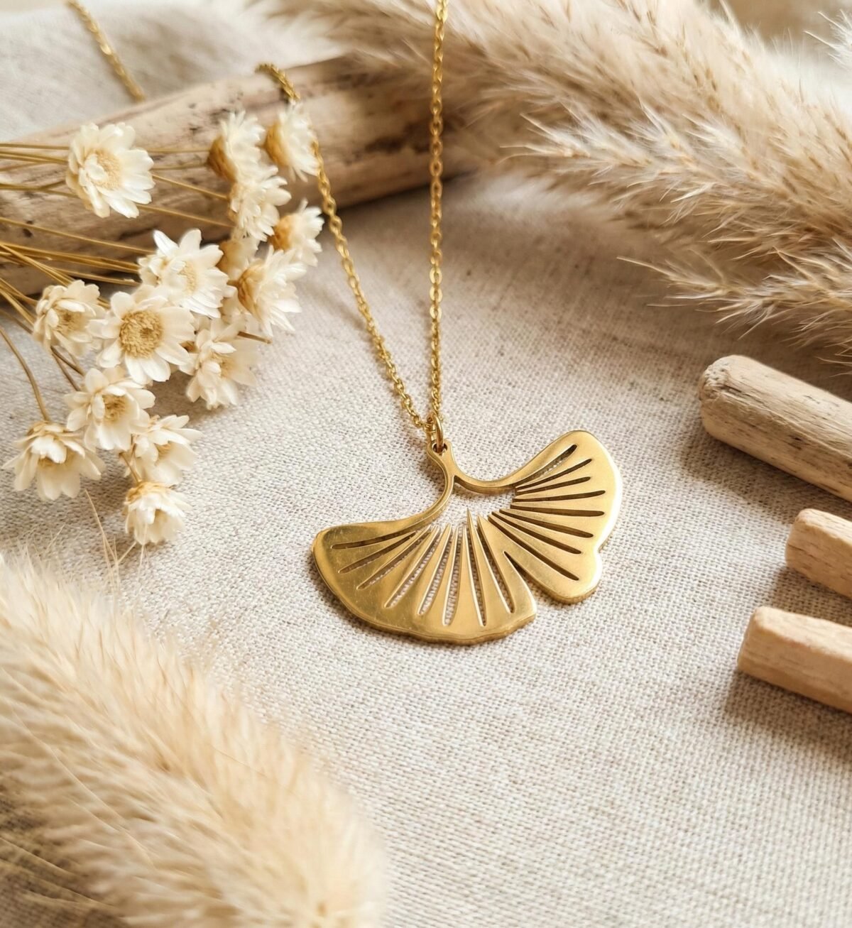 Collier Doré "Ginkgo Ajouré" — Pendentif Feuille & Perle Rouge - photo 2