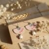 Boucles d'Oreilles Argentées "Hanami" — Éventail Émaillé & Perle de Coquillage - photo 3 Boucles d'Oreilles Argentées "Hanami" — Éventail Émaillé & Perle de Coquillage - photo 3