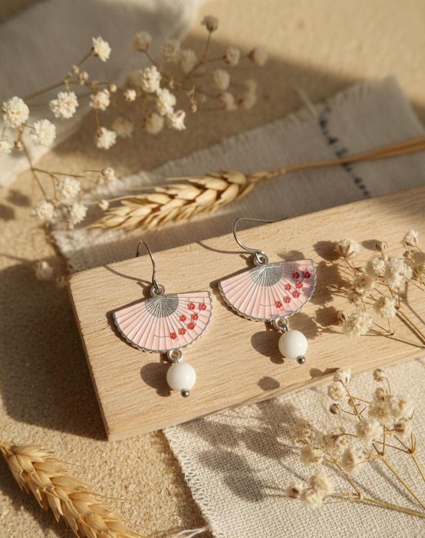 Boucles d'Oreilles Argentées "Hanami" — Éventail Émaillé & Perle de Coquillage - photo 3 Boucles d'Oreilles Argentées "Hanami" — Éventail Émaillé & Perle de Coquillage - photo 3