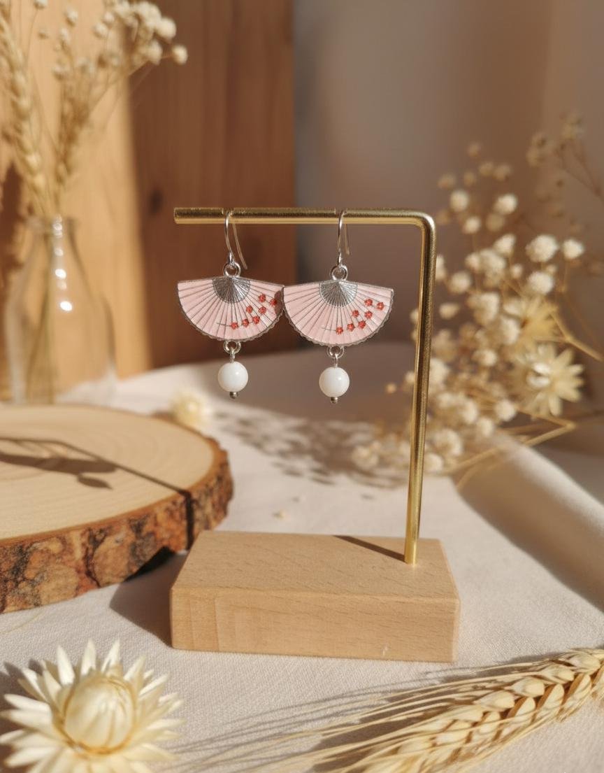 Boucles d'Oreilles Argentées "Hanami" — Éventail Émaillé & Perle de Coquillage Boucles d'Oreilles Argentées "Hanami" — Éventail Émaillé & Perle de Coquillage