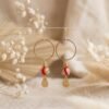 Boucles d'Oreilles Dorées "Sceau Rouge" — Perle Japonaise & Goutte Texturée Boucles d'Oreilles Dorées "Sceau Rouge" — Perle Japonaise & Goutte Texturée