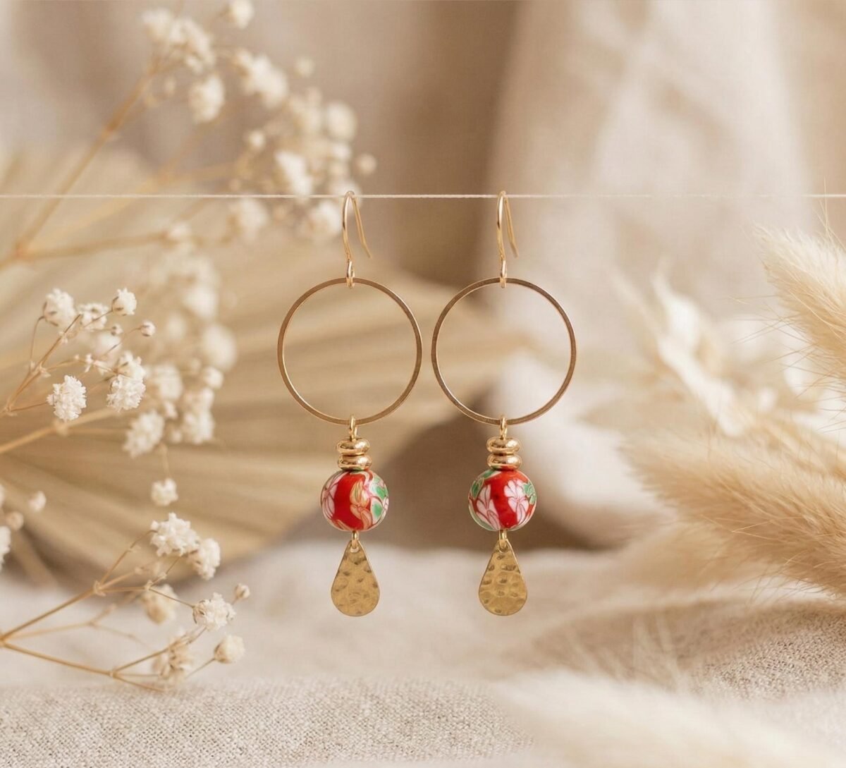 Boucles d'Oreilles Dorées "Sceau Rouge" — Perle Japonaise & Goutte Texturée Boucles d'Oreilles Dorées "Sceau Rouge" — Perle Japonaise & Goutte Texturée