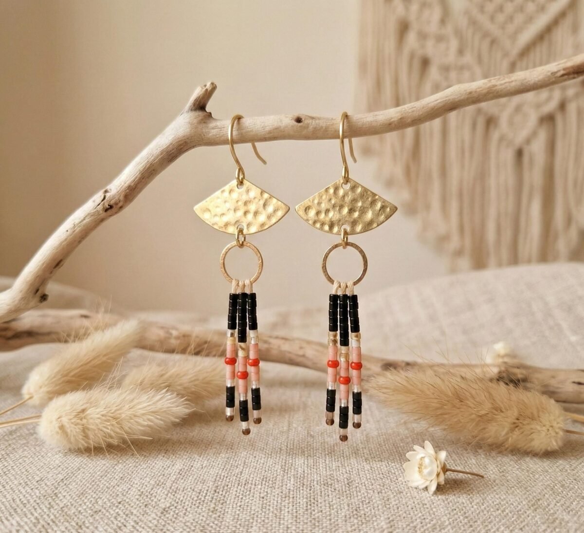 Boucles d'Oreilles Tissées "Brasier" — Éventail Doré & Miyuki Noir Corail