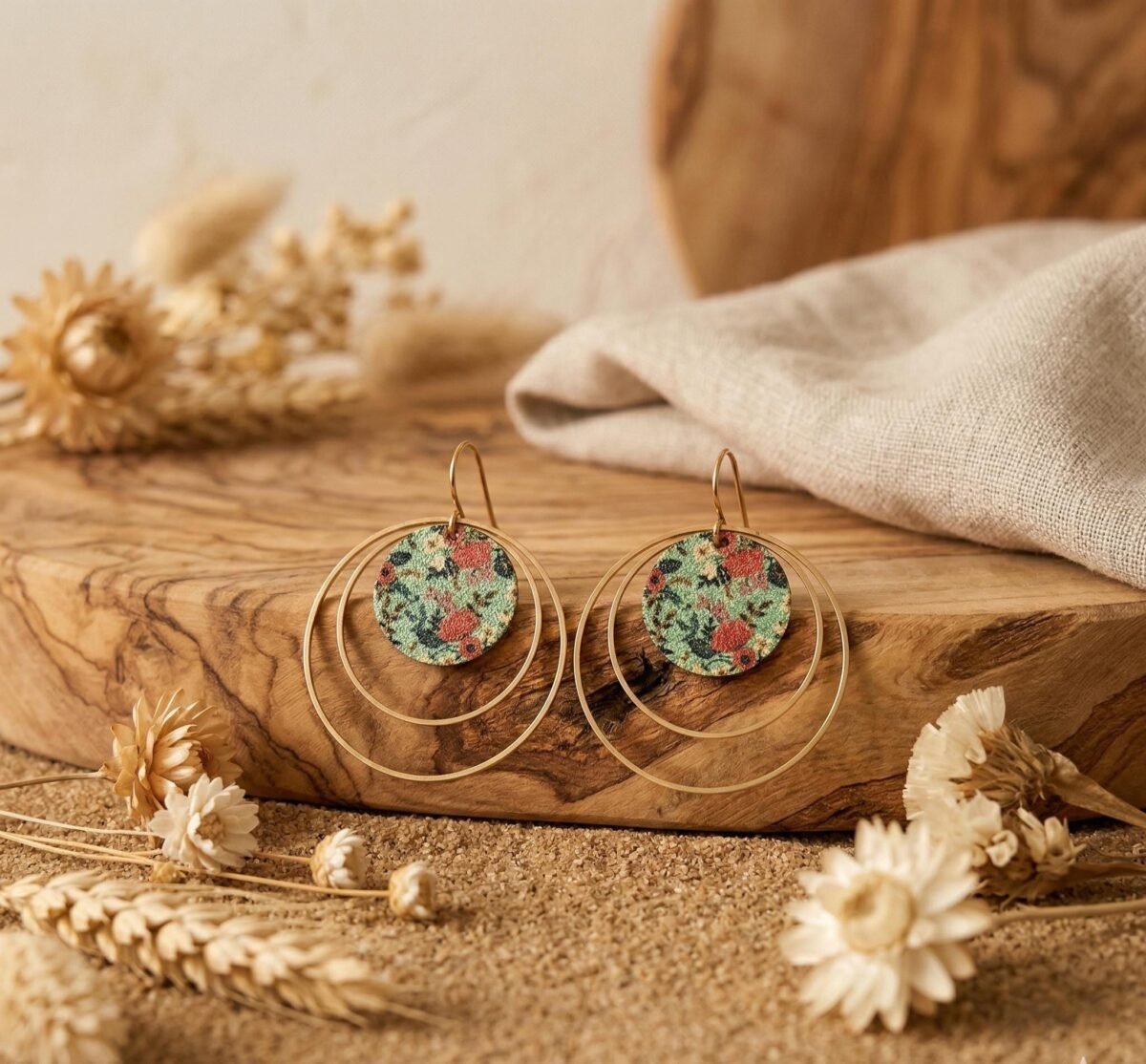 Créoles coquelicot dorées – triple anneau et cabochon fleuri