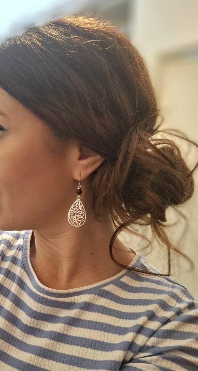 Boucles d'Oreilles Argentées "Filigrane" — Goutte Arabesque & Perle Noire - photo 2