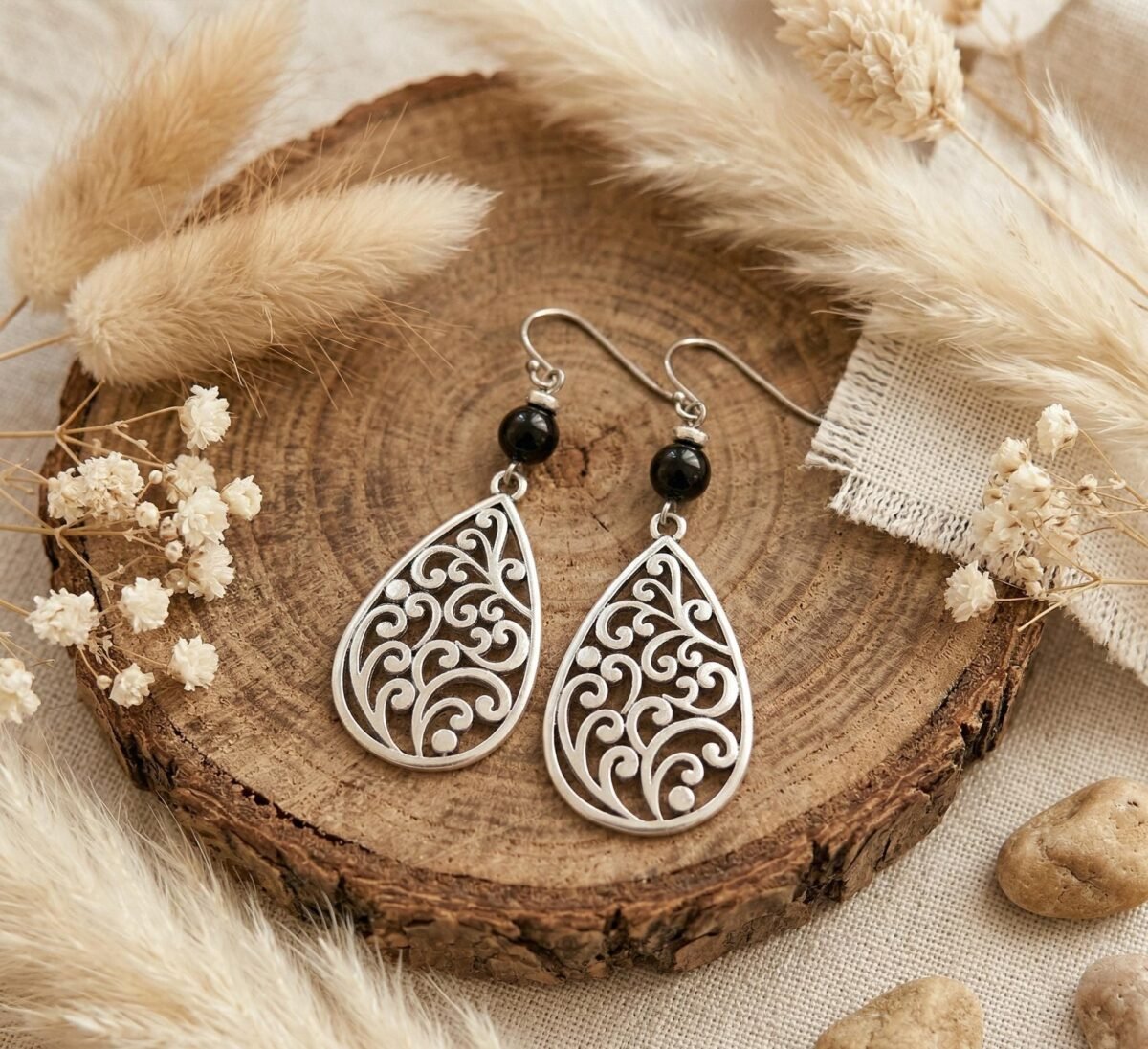 Boucles d'Oreilles Argentées "Filigrane" — Goutte Arabesque & Perle Noire