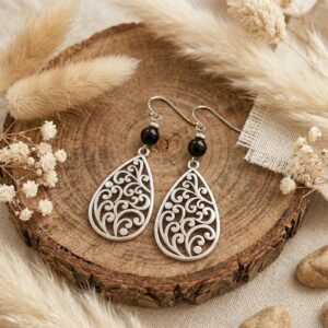 Boucles d'Oreilles Argentées "Filigrane" — Goutte Arabesque & Perle Noire