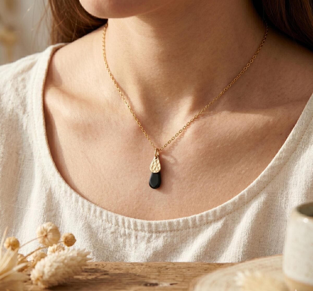 Collier Doré "Nuit" — Goutte Martelée & Émail Noir