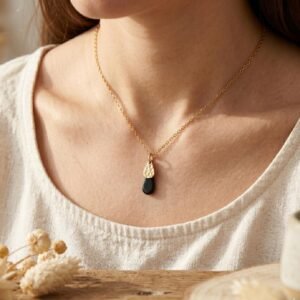 Collier Doré "Nuit" — Goutte Martelée & Émail Noir Collier Doré "Nuit" — Goutte Martelée & Émail Noir