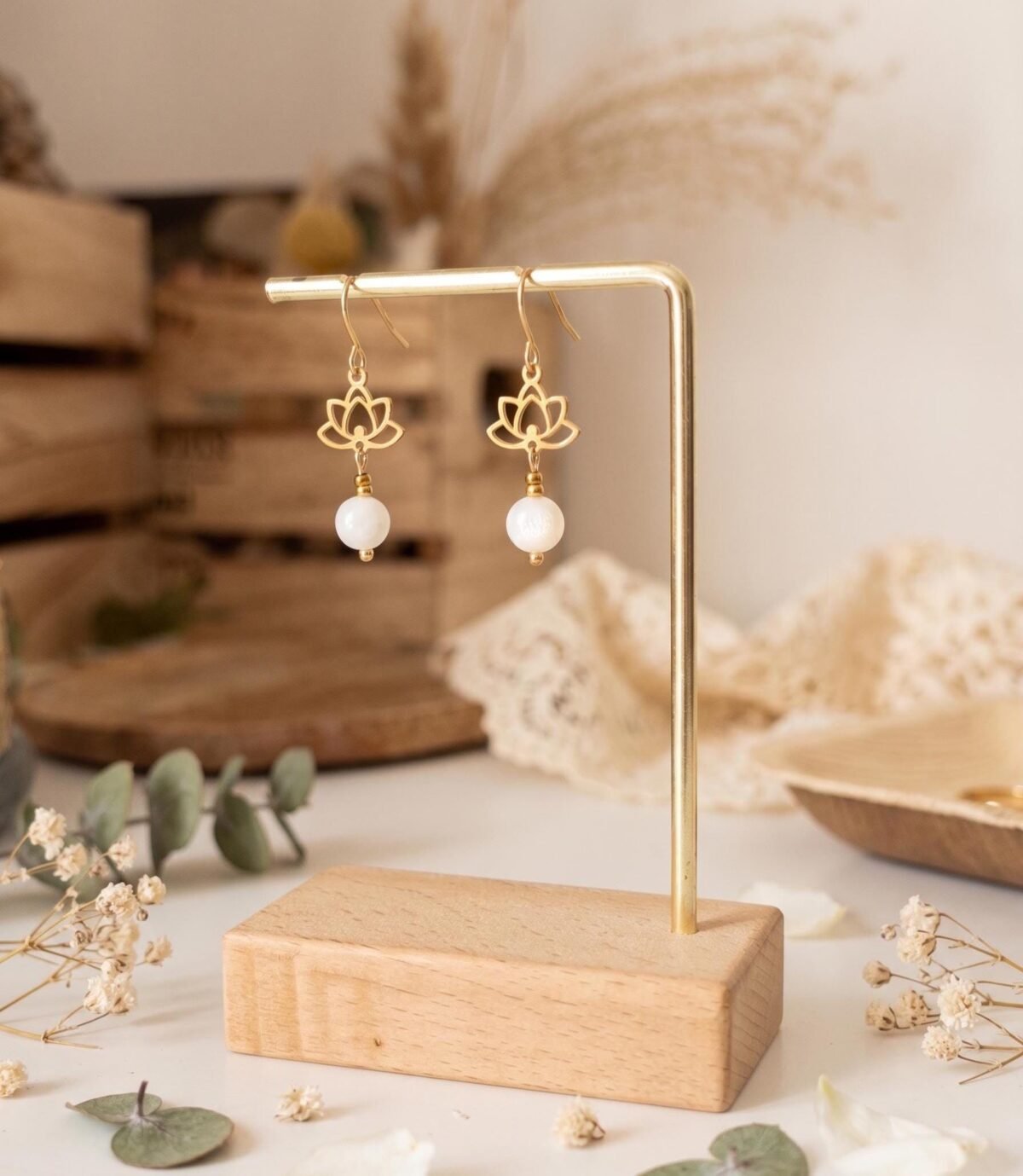 Lotus Doré & Nacre — Boucles d’Oreilles, Collier ou Parure
