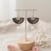 Boucles d'Oreilles Argentées "Nuit Blanche" — Éventail Émail Noir & Coquillage