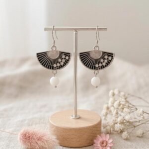 Boucles d'Oreilles Argentées "Nuit Blanche" — Éventail Émail Noir & Coquillage Boucles d'Oreilles Argentées "Nuit Blanche" — Éventail Émail Noir & Coquillage
