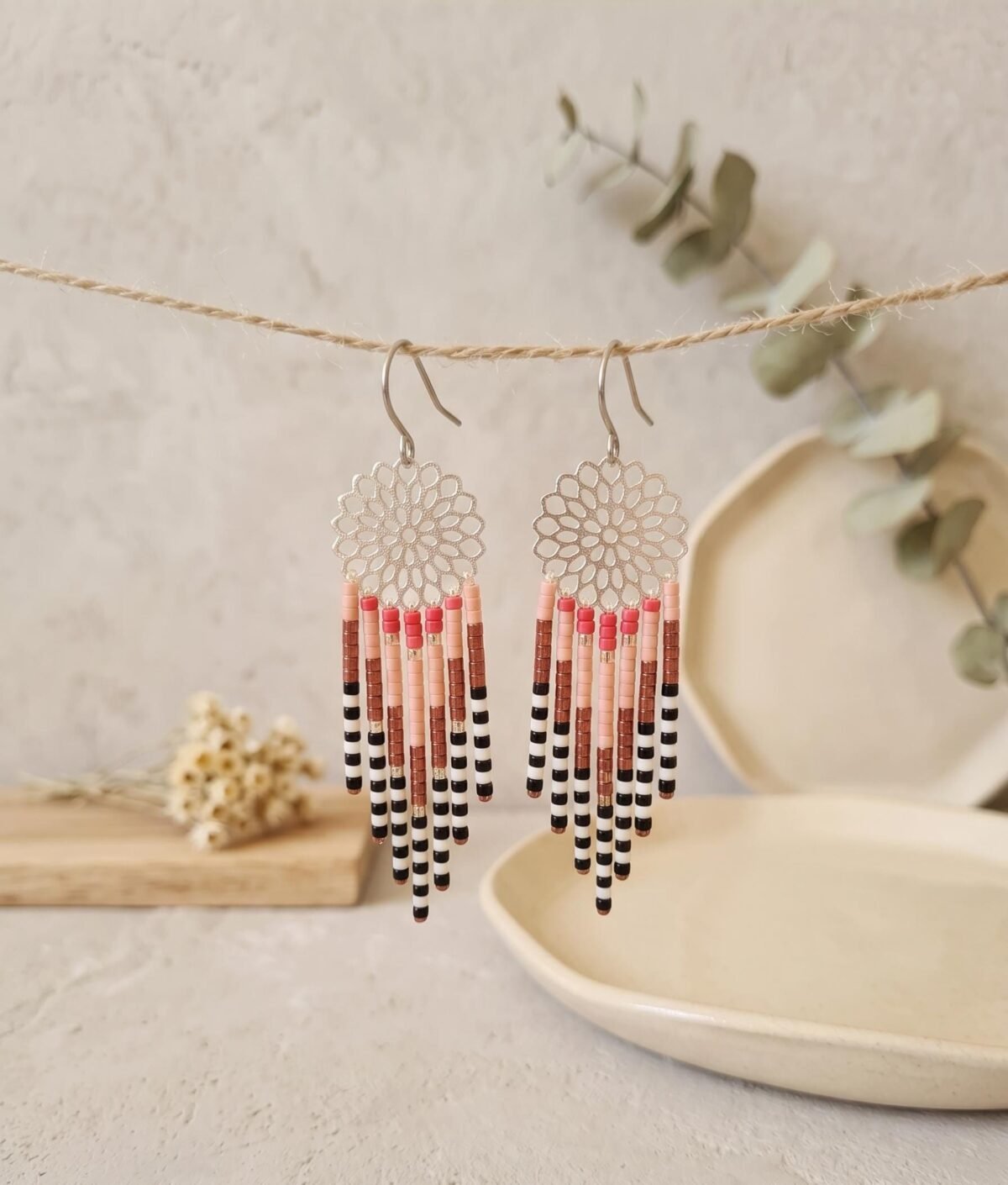 Boucles d'Oreilles Tissées "Rosace" — Estampe Fleurie & Franges Rose Rouge - photo 4