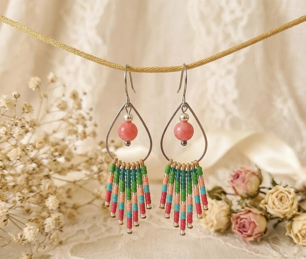 Boucles d'Oreilles Tissées "Prairie" — Franges Miyuki Vert & Rose
