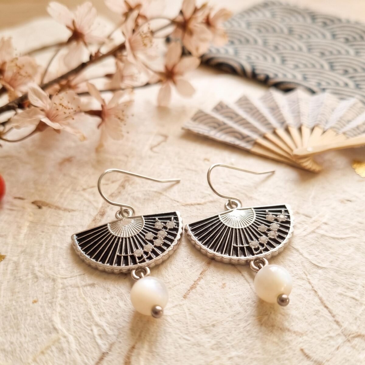 Boucles d'Oreilles Argentées "Nuit Blanche" — Éventail Émail Noir & Coquillage - photo 2