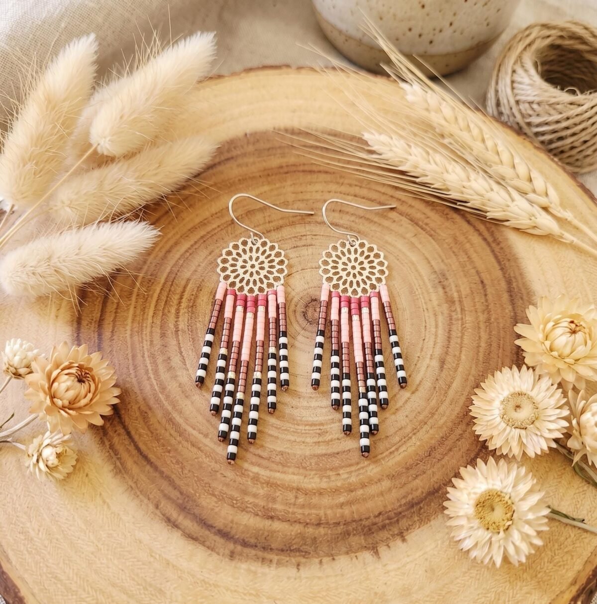 Boucles d'Oreilles Tissées "Rosace" — Estampe Fleurie & Franges Rose Rouge