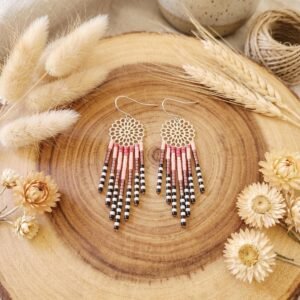 Boucles d'Oreilles Tissées "Rosace" — Estampe Fleurie & Franges Rose Rouge