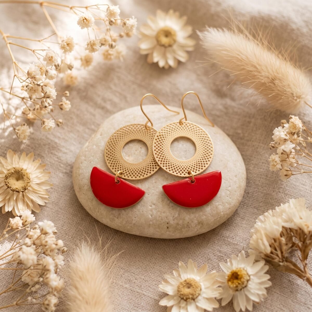 Boucles d'Oreilles Dorées "Braise" — Rosace Ajourée & Émail Rouge - photo 3 Boucles d'Oreilles Dorées "Braise" — Rosace Ajourée & Émail Rouge - photo 3