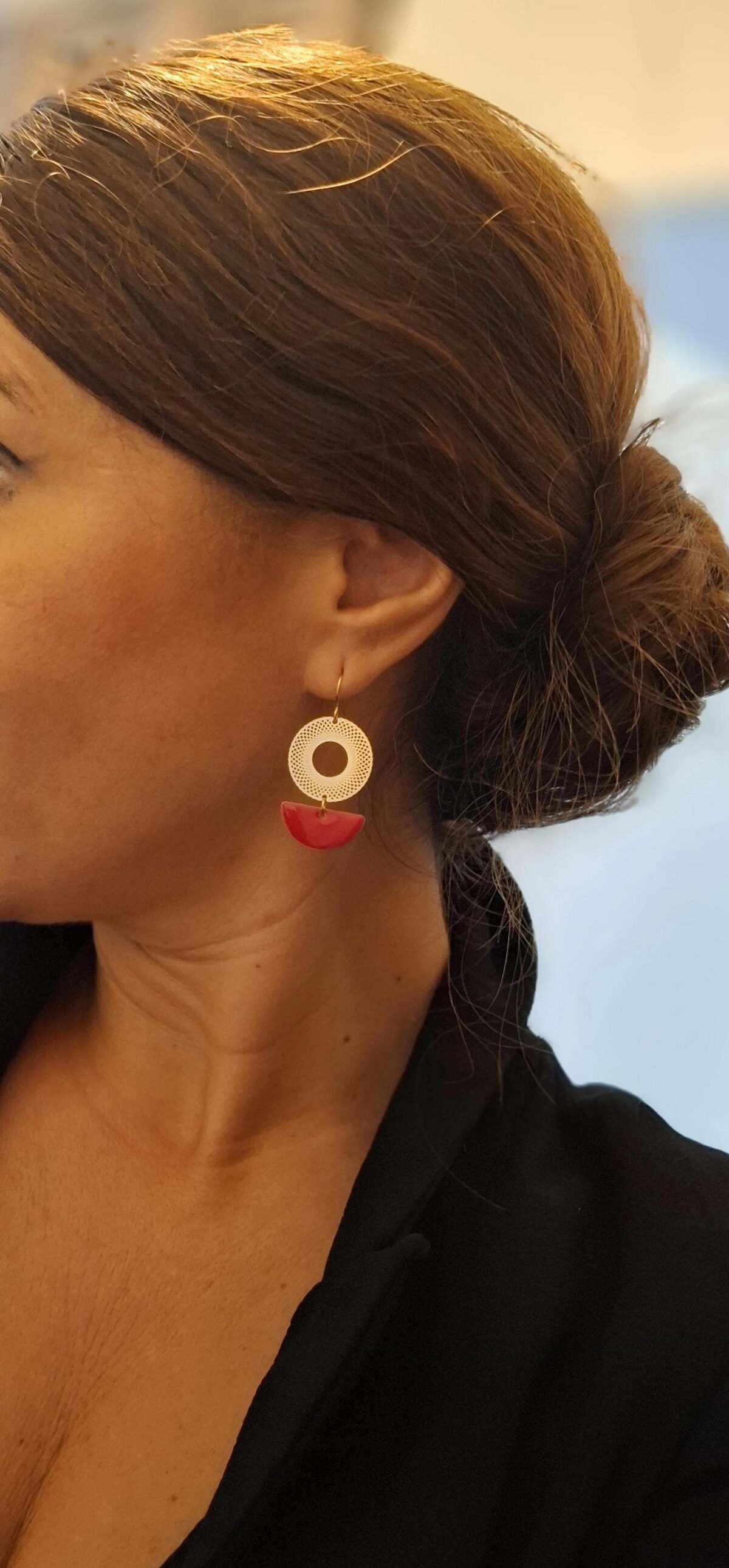 Boucles d'Oreilles Dorées "Braise" — Rosace Ajourée & Émail Rouge Boucles d'Oreilles Dorées "Braise" — Rosace Ajourée & Émail Rouge