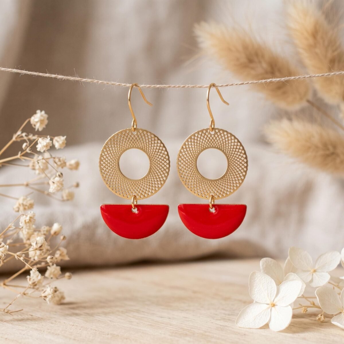 Boucles d'Oreilles Dorées "Braise" — Rosace Ajourée & Émail Rouge - photo 2 Boucles d'Oreilles Dorées "Braise" — Rosace Ajourée & Émail Rouge - photo 2
