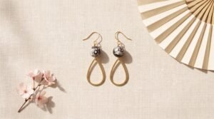 Signification des motifs japonais : créoles dorées à médaillon fleur de cerisier sakura, avec branche fleurie et éventail