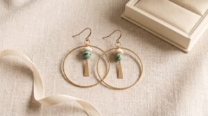 Quel bijou offrir : créoles dorées Oasis howlite ivoire et agate turquoise avec écrin cadeau et ruban